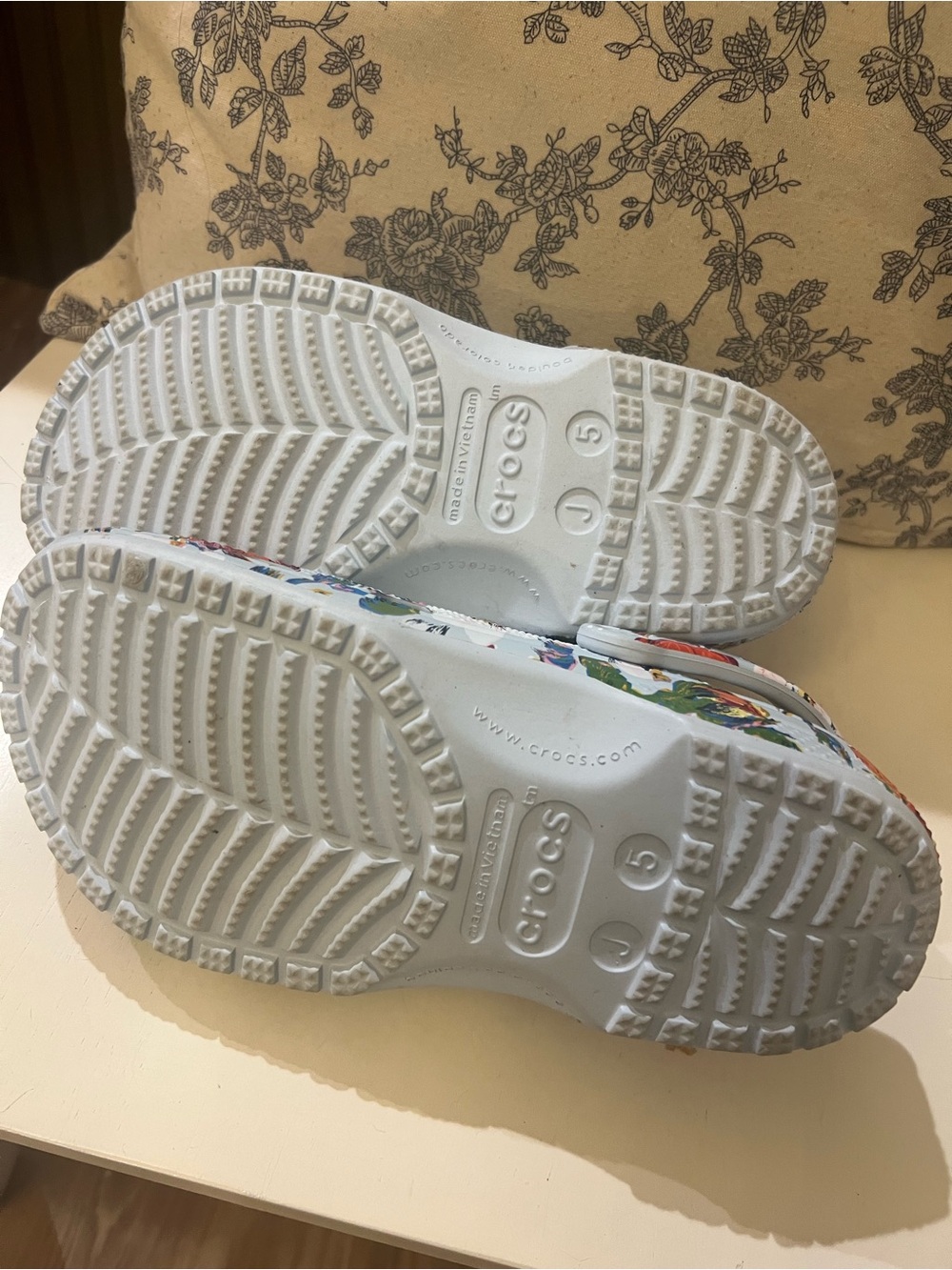 Crocs Vera Bradley size Juniors Kids 5 or Women’s 7 Limited Edition/Retired - Picture 3 of 4